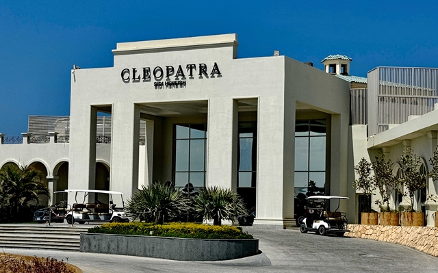CLEOPATRA-RESORT09-rid.JPG